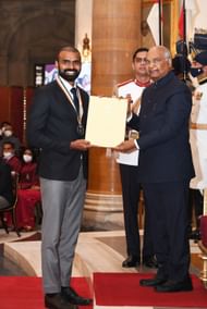 हॉकी टीम के गोलकीपर श्रीजेश को खेल रत्न दिया गया।